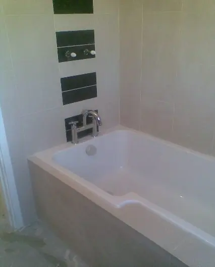 Bathroom and wall tiling: work by Modern Building Solutions